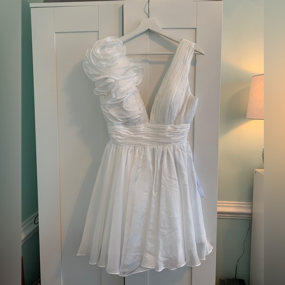 NWT Mac Duggal Ruffle Shoulder Empire Waist Deep-V Dress Size 4 White